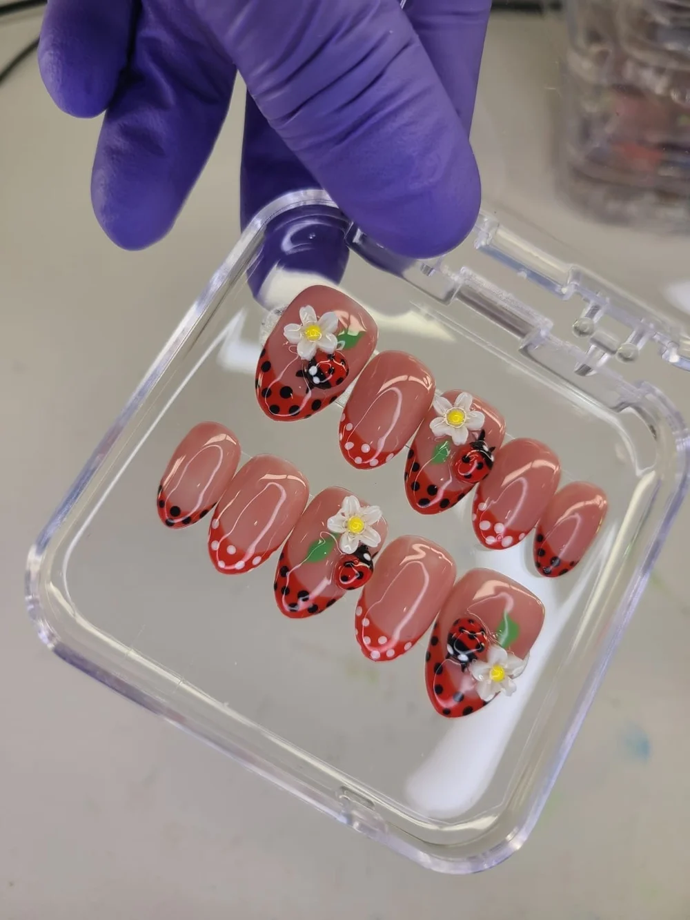 Size(M)Press-On Nail Set with Red Ladybug & Flower Design